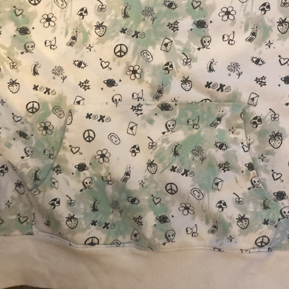 BP women’s Large White and Green Sweatshirt.  Previously Worn. - Picture 2 of 5